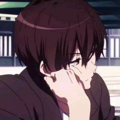 印度男子头骨插砍刀淡定走动玩手机